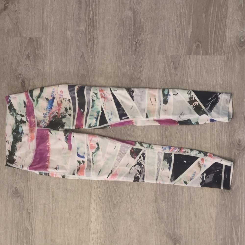 Lululemon high times pigment wave size 4?
